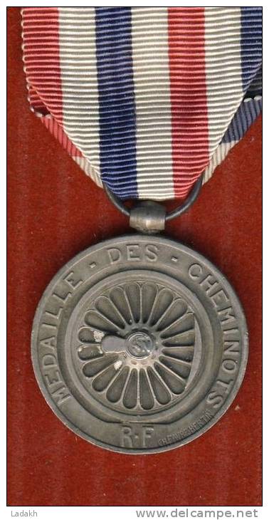 Médaille Des Cheminots # DECORATION # 1947 # TRAIN # CHEMIN DE FER - Professionnels / De Société