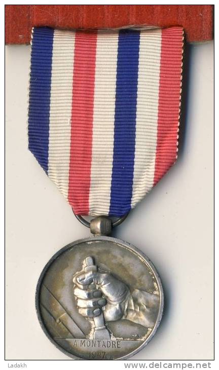 Médaille Des Cheminots # DECORATION # 1947 # TRAIN # CHEMIN DE FER - Professionnels / De Société