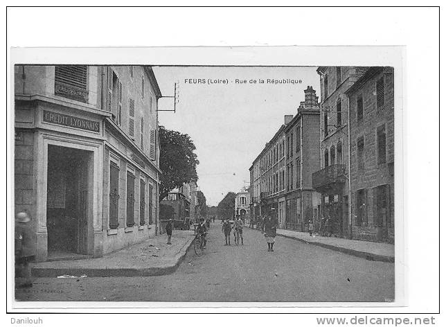 42 // FEURS  Rue De La République   Crédit Lyonnais à Gauche, Banque @ - Feurs