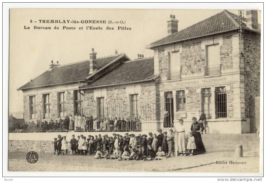 TREMBLAIS LES GONESSE. - Le Bureau De Poste Et L'Ecole Des Filles. Superbe Cliché - Tremblay En France