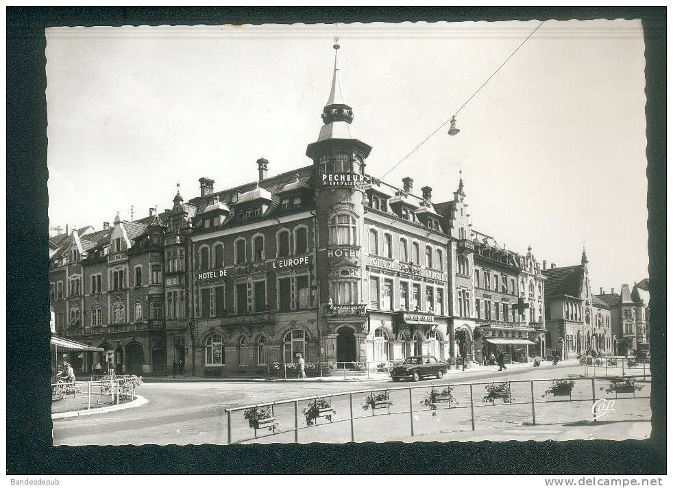 CPSM - Saint St Louis (68) - Carrefour Et Hôtel De L' Europe ( Bière Pecheur Automobile Peugeot 403 CAP 625) - Saint Louis