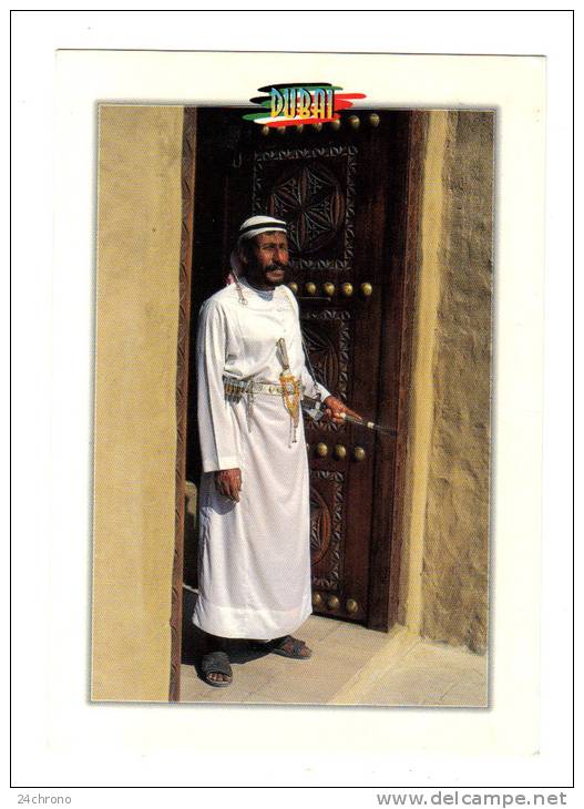 Dubai: Traditional Arab Standing, Homme Avec Fusil Et Poignard, Timbre Faucon (12-370) - Dubai