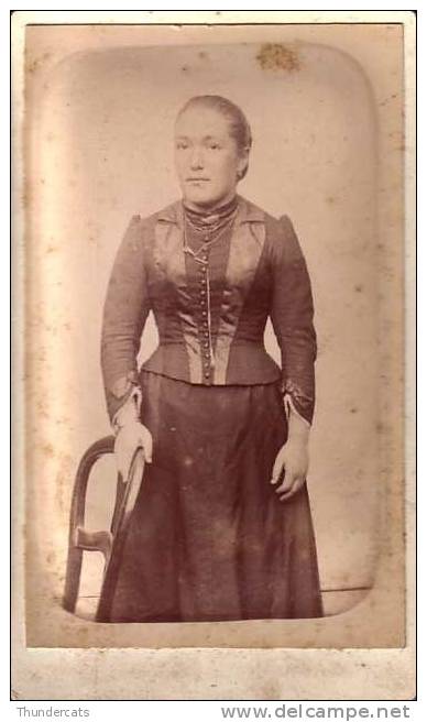 PHOTO CDV CARTE DE VISITE ** FEMME DAME ** LADY  ** NOM VERSO - Oud (voor 1900)