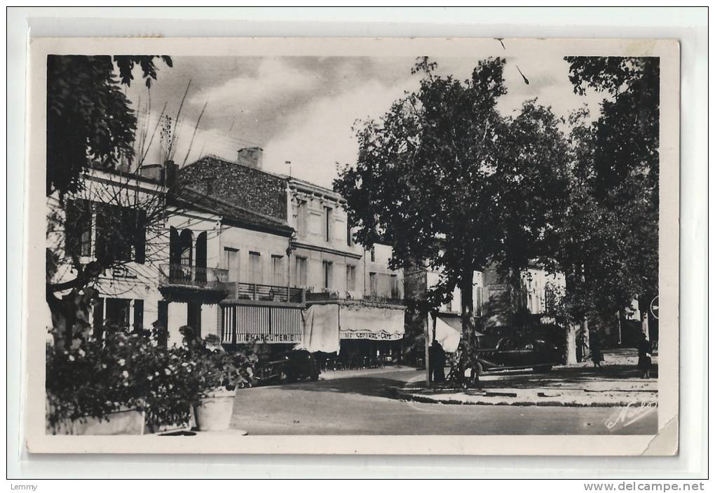 47 - CASTELJALOUX - PLACE GAMBETTA - COMMERCES - HOTEL, CHARCUTERIE, CAFE... CPSM 1954 - Casteljaloux