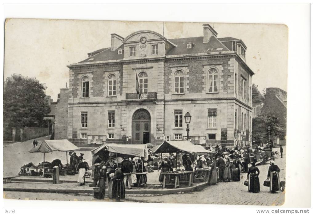 AVRANCHES -  Marché Devant L'Hôtel De Ville. - Avranches