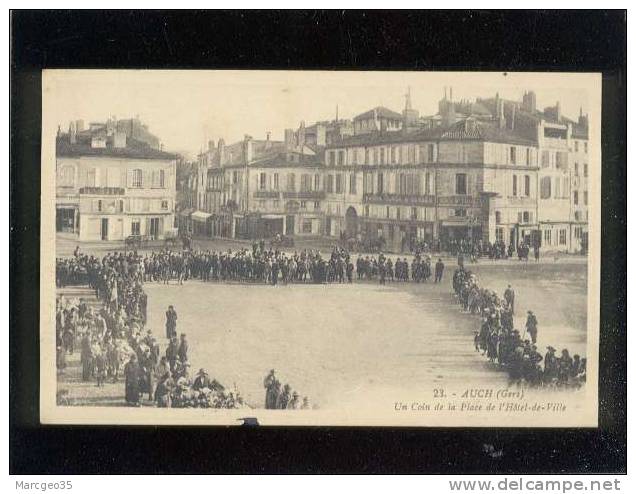 Auch Un Coin De La Place De L'hôtel De Ville édit.artaud N° 23 Animée Célébration Au Monument Aux Morts - Auch