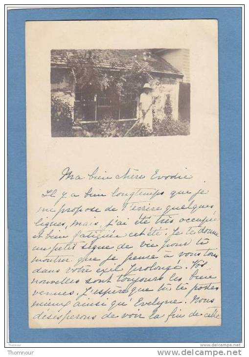 DYSART  -  Maison Et Sa Propriétaire  Jardinant Sous Les Fenetres De La Cuisine - BELLE CARTE PHOTO  - - Sonstige & Ohne Zuordnung