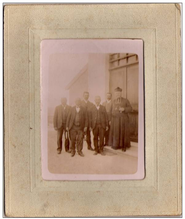 * - Photo D'un Groupe De Personnes. Noté Au Dos: Mr Le Curé De Feyzin Vers 1910-1920 - Format 14x16 - Lieux