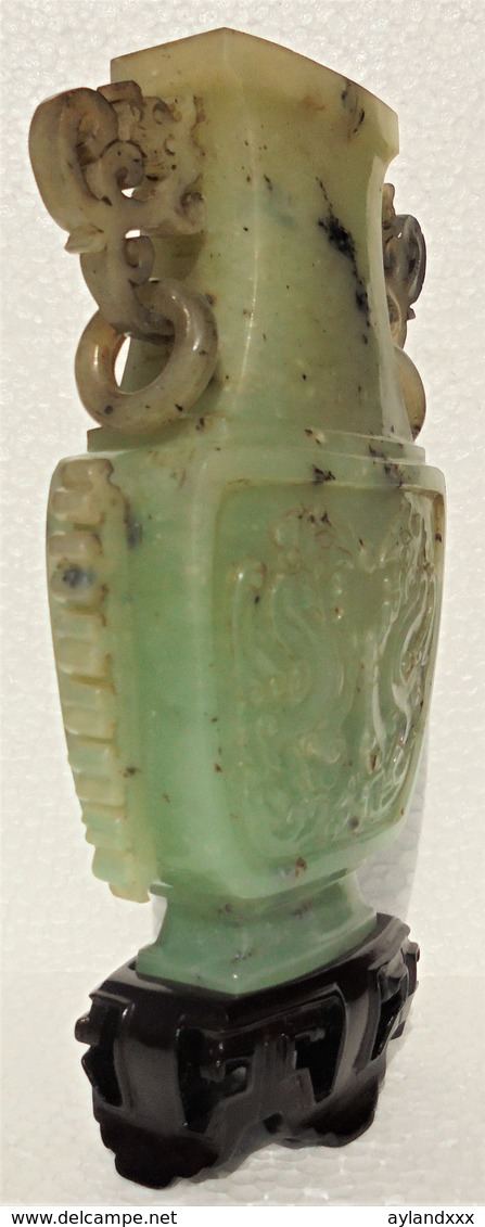 CINA (China): Very fine Chinese vase carved in jade