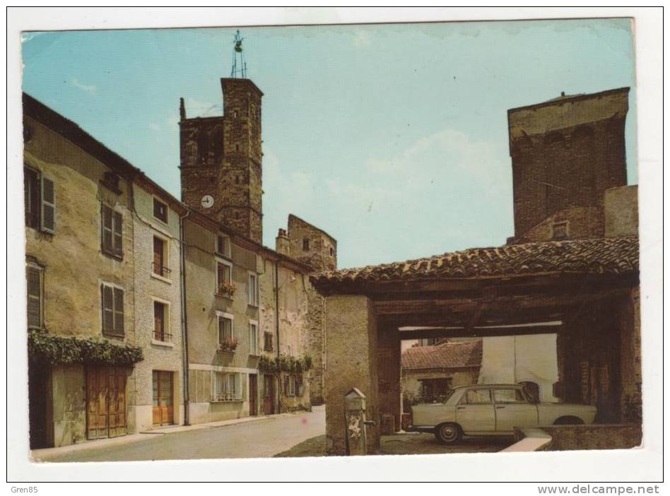 CPSM BLESLE, LA HALLE AUX BLES ET LA TOUR DU CHATEAU DES MERCOEUR, RENAULT 10 ? HAUTE LOIRE 43 - Blesle