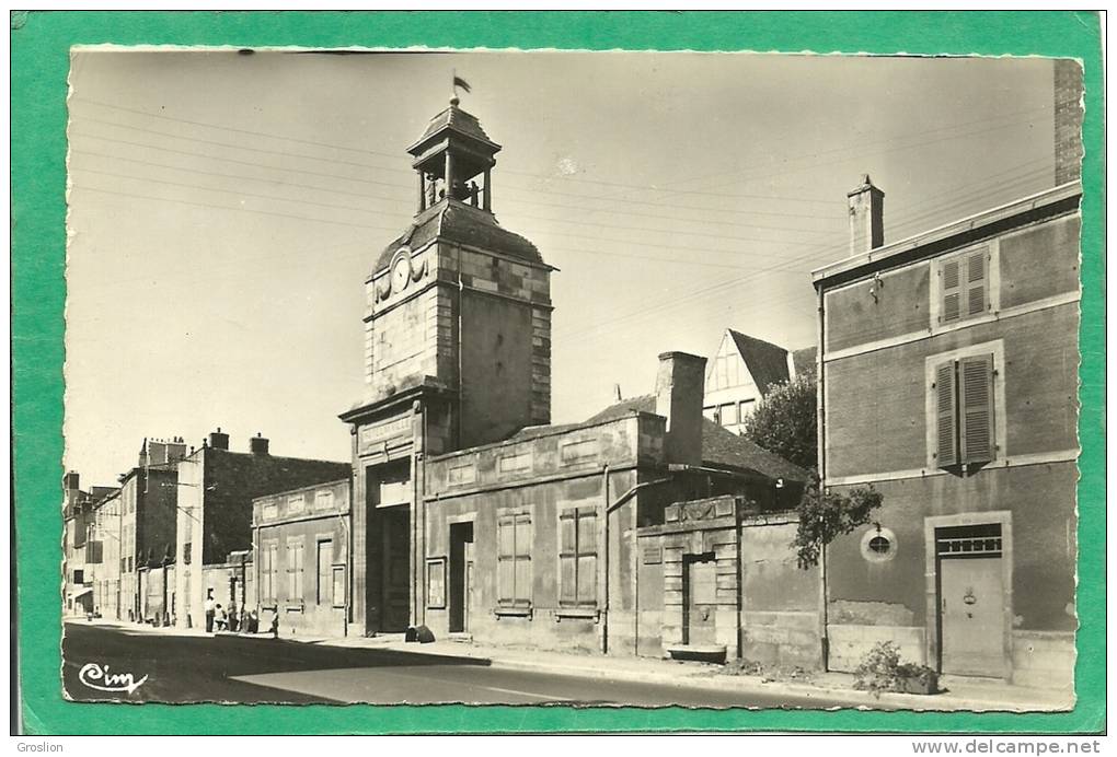 AIGUEPERSE - LES JACQUEMARTS ET L'HOTEL DE VILLE  2 - Aigueperse