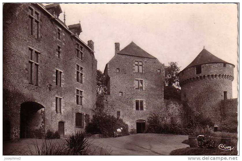 Lassay ( Mayenne) Cours Intérieure Du Château - - Lassay Les Chateaux