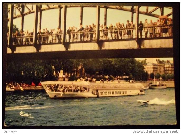 CPSM 75 PARIS LE BATEAU MOUCHE Non Ecrite Traces Au Dos - Transport Urbain En Surface