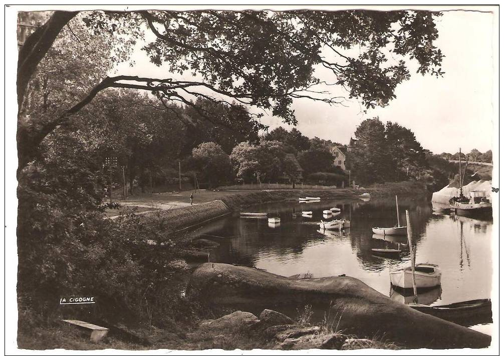 Belle Cpsm 29.217.21  PONT.AVEN (Finistère) .La Roche Sabot Et Le Port, Avec BATEAUX - Pont Aven