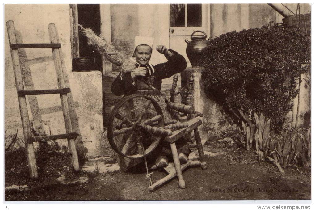 Femme De GUEMENE Filant En Quenouille , Reproduction D'une CPA - Guemene Sur Scorff