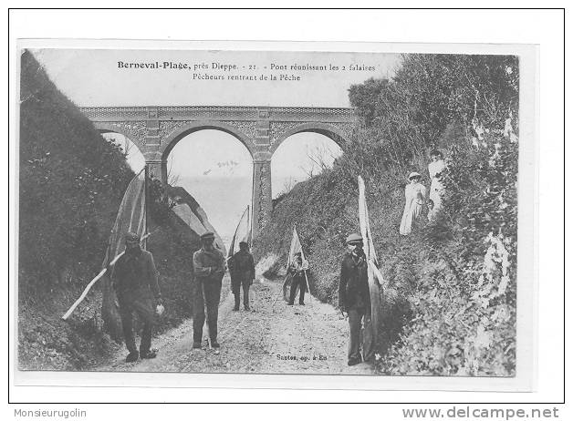 76 )) BERNEVAL PLAGE,   Pont Réunissant Les Deux Falaises, Pecheurs Rentrant De La Pêche, ANIMEE - Berneval