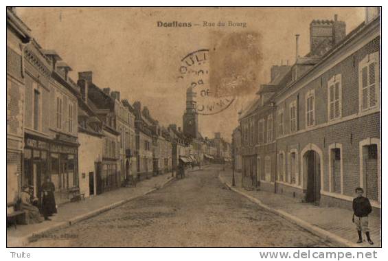 DOULLENS RUE DU BOURG ANIMEE COMMERCE - Doullens