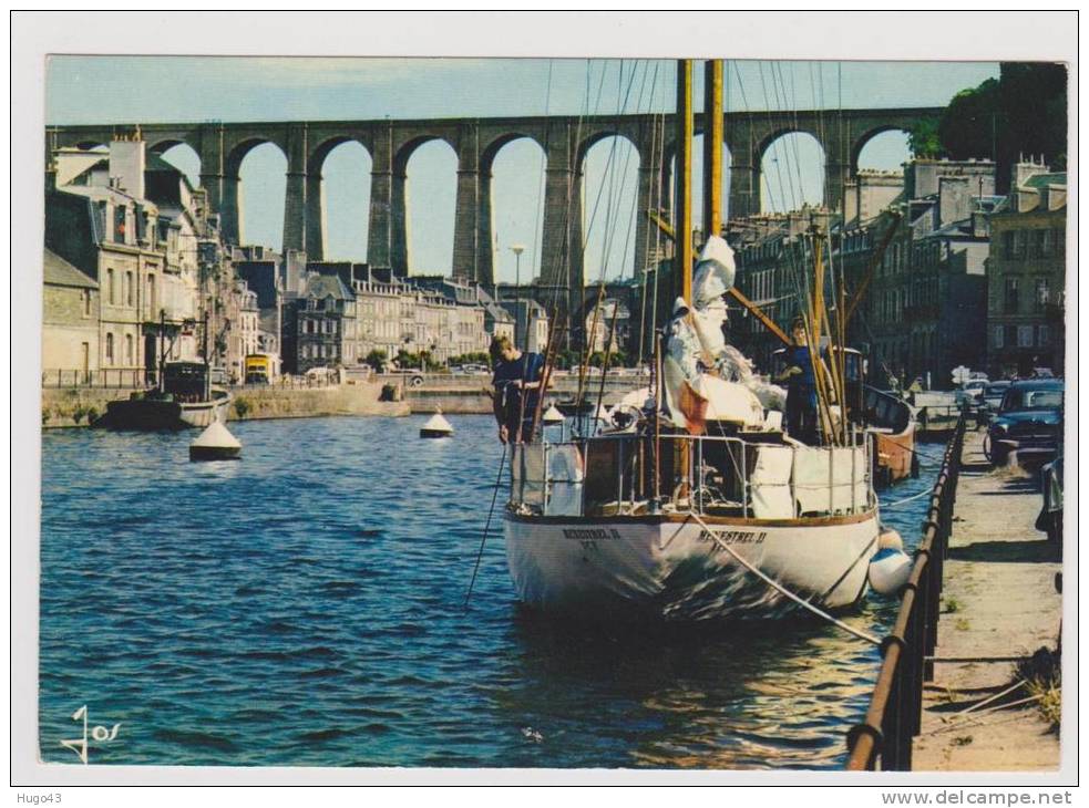 MORLAIX - LE BASSIN A FLOT AVEC VOILIER ET LE VIADUC - PETIT TROU DE PUNAISE EN BAS - Morlaix