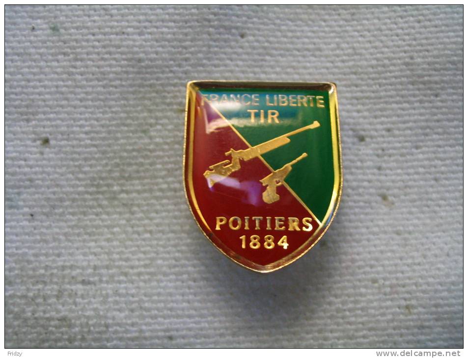 Pin's De L'association De Tir "France Liberté" à POITIERS 1884 - Tir à L'Arc