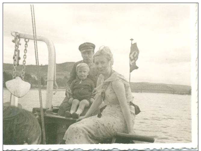 Photo IIWK- Orginal - Kamread Mit Familie , Fahne ,auf Dem Rhein - 1939-45