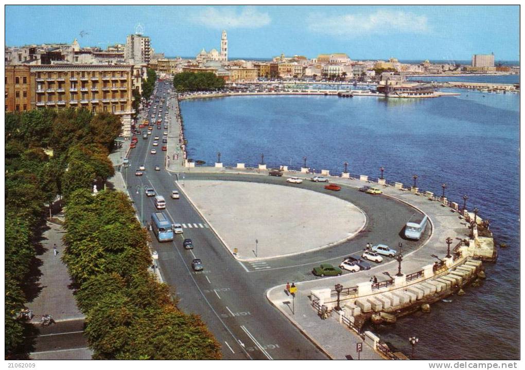 BARI - Lungomare Con Autobus Ed Auto D´epoca : FIAT 500 ALFA ROMEO GIULIA FIAT 500 Familiare Ed Altre - Bari