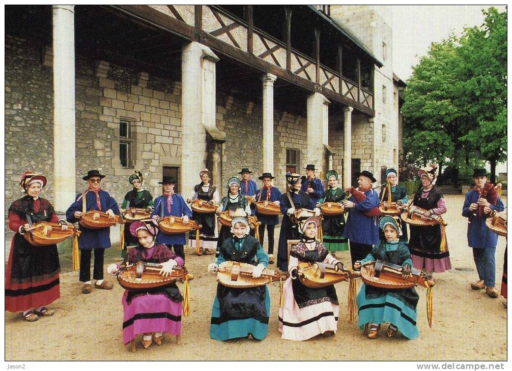 Cpm Troubadours Montluçonnais Les Menestriers  (costumes) Non Circulee - Musik