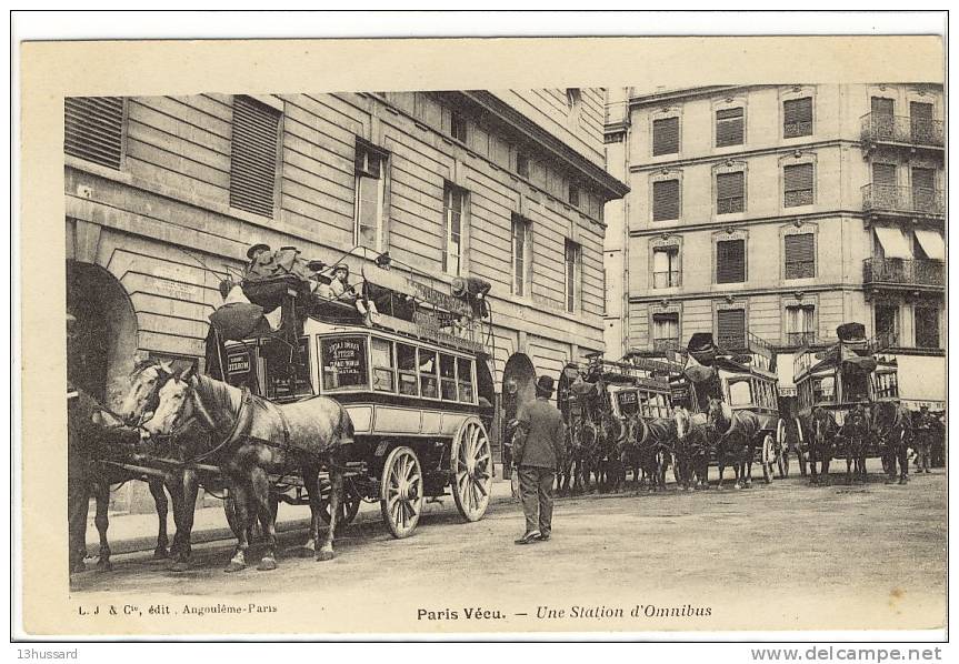 Carte Postale Ancienne Paris Vécu - Une Station D'Omnibus - Attelages, Chevaux - Transport Urbain En Surface