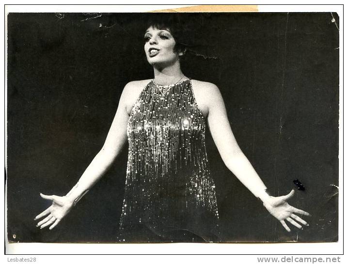 Photo EPREUVE- ACTRICES"- "CHANTEUR"-l'actrice -chanteuse Américaine- LIZA MINELLI Sur Scène  1973  DIV-CLAS-PLA - Beroemde Personen