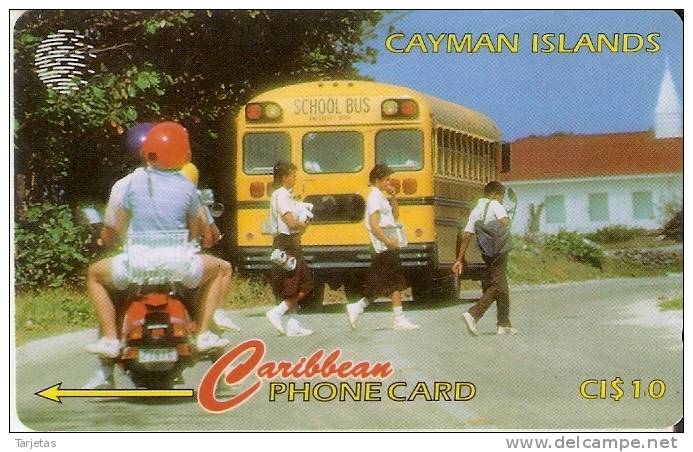 163 CCIA TARJETA DE LAS ISLAS CAYMAN DE UN AUTOBUS ESCOLAR - Cayman Islands