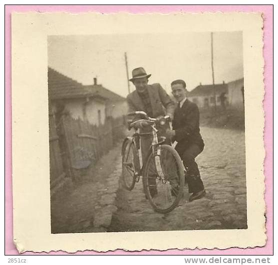 2 MEN AND BIKE - Wielrennen