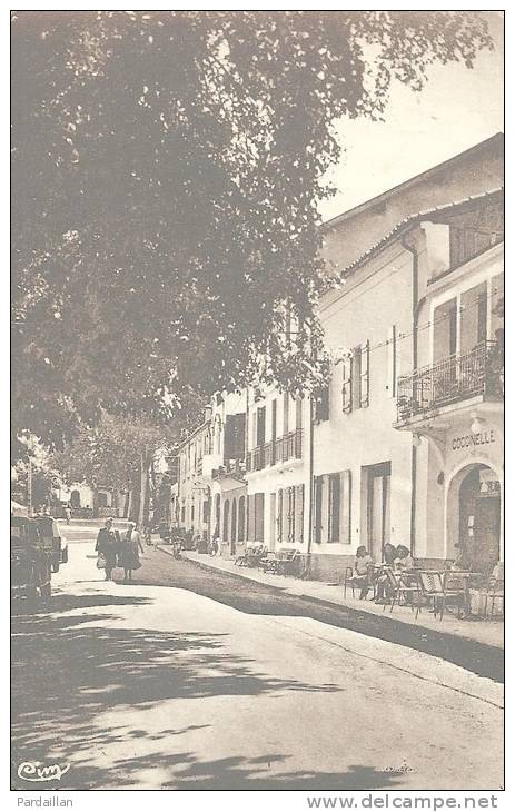 32.  BARBOTAN-LES-TERMES.  LA GRAND'RUE.   "CAFE COCCINELLE".  TERRASSE.   ANIMATION. - Barbotan