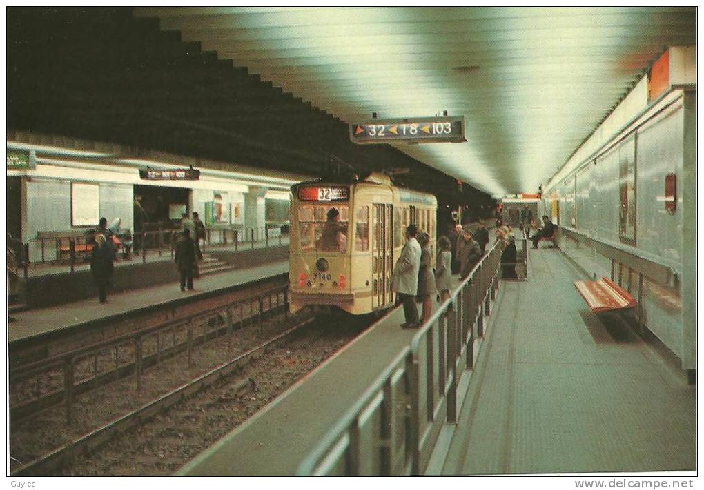 Bruxelles: Métro Art Loi - Public Transport (underground)