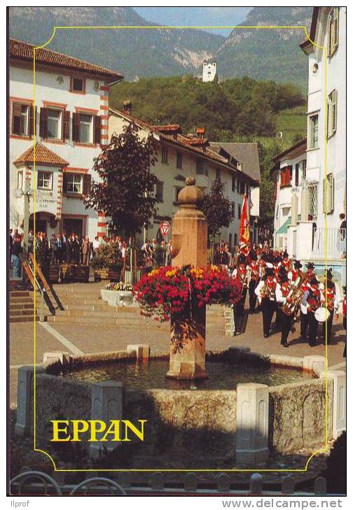 Fontana Esagonale E Banda Folkloristica A Appiano Eppan Bolzano - Torres De Agua