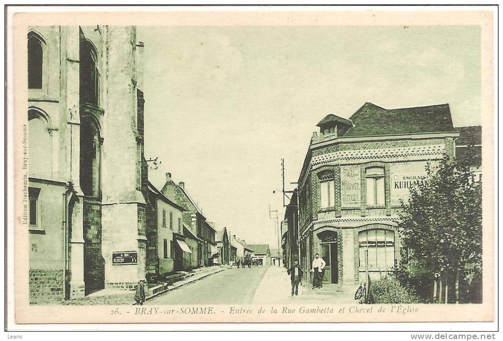 BRAY SUR SOMME   Entrée De La Rue Gambetta Et Chevet De L'église - Bray Sur Somme