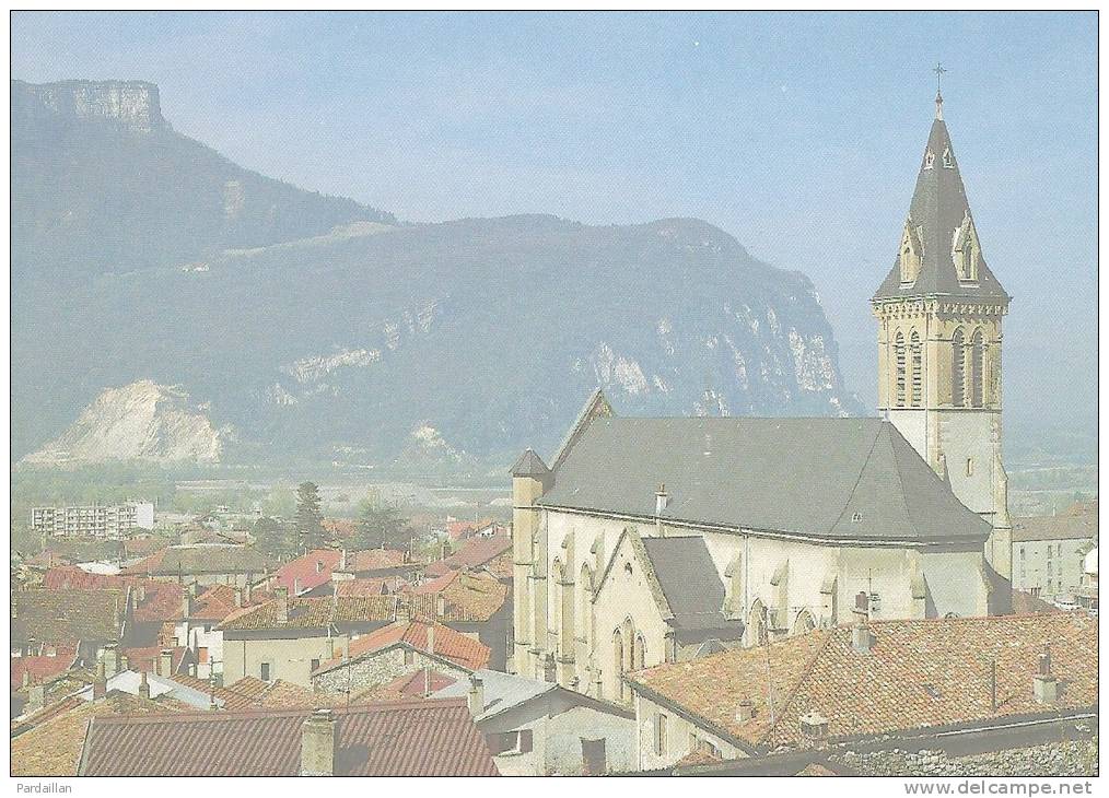 38.  VOREPPE.  LE VILLAGE VU DES TOITS.  AU FOND LE CLUSE DE VOREPPE.  EGLISE.    CIM. - Voreppe