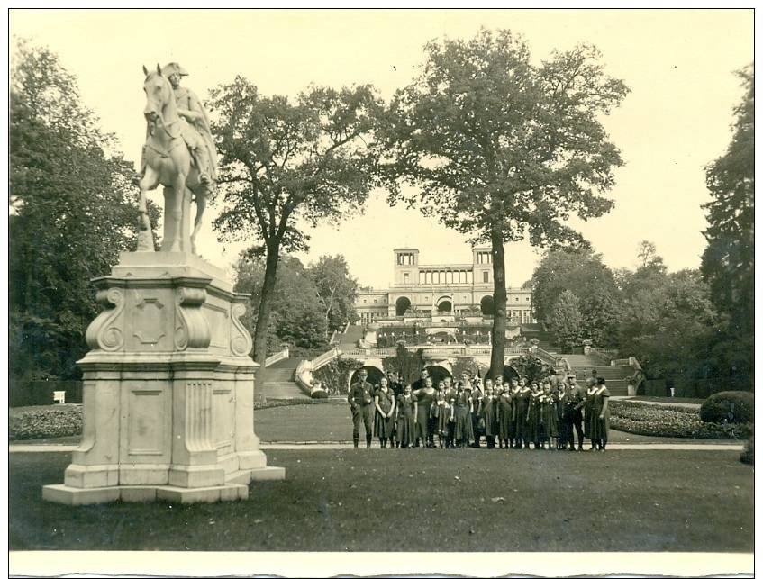 Photo-  IIWK - Soldaten 2.10.42.      Orangerie In Sausouci Mit Gruppe Deutscher Mädchen - 1939-45