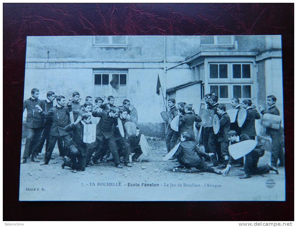 LA ROCHELLE ECOLE FENELON LE JEU DE BOUCLIERS  L´ ATTAQUE - La Rochelle