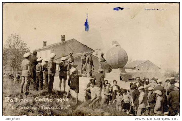 Robion, Carte-photo Corso 1933 "le Dieu Des Travailleurs" - Robion