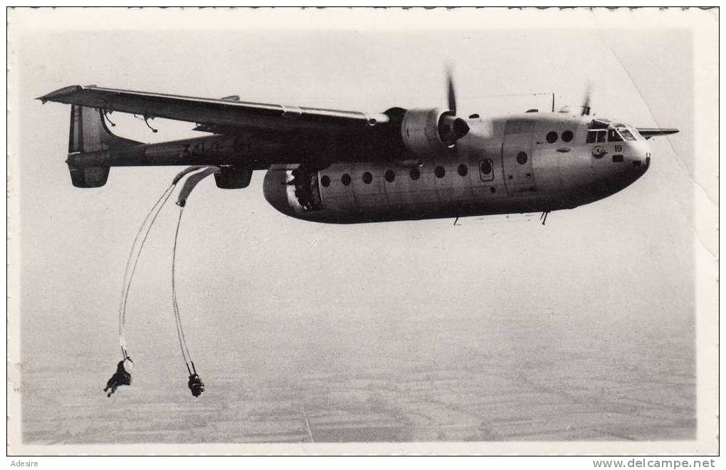 Fallschirmabsprung Aus Transportmaschine, Original Fotokarte Um 1940, Karte Auf Rückseite Beschrieben, Selten - Paracaidismo