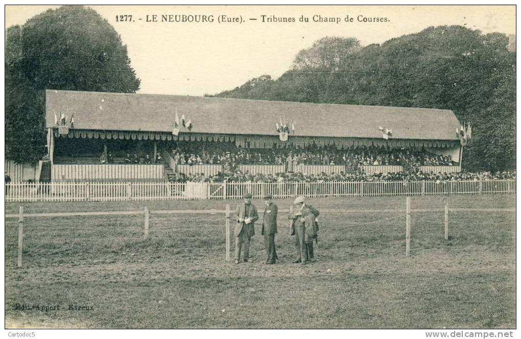 Le Neubourg  Tribunes Du Champ De Courses  Cpa - Le Neubourg