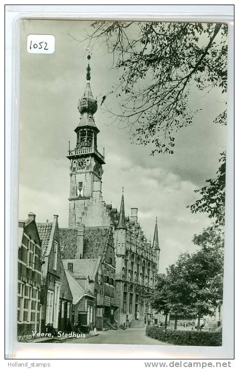 ANSICHTKAART * VEERE * (1052) GELOPEN NAAR LEIDEN IN 1958 * STADHUIS - Veere