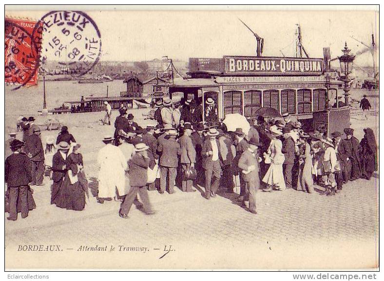 Bordeaux    Attendant Le  Tramway       ( Voir Scan ) - Bordeaux