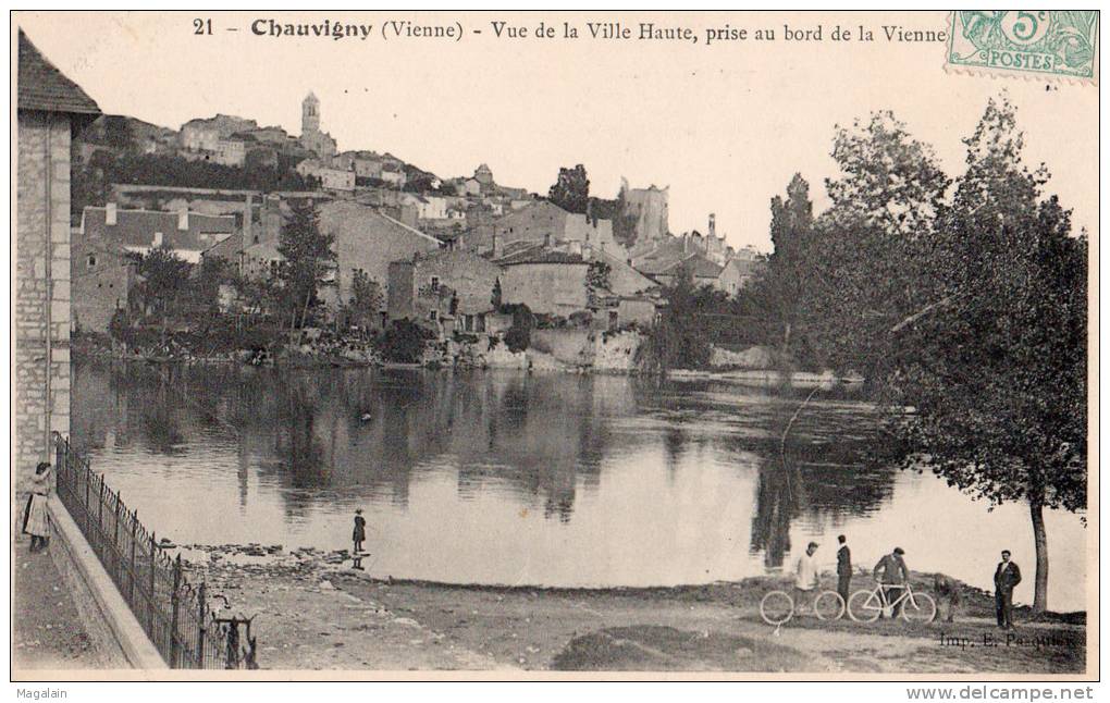 Chauvigny : Vue De La Ville Haute, Prise Au Bord De La Vienne - Chauvigny