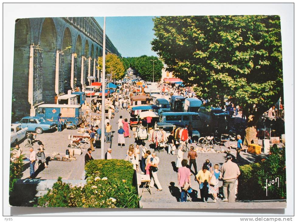 MONTPELLIER LE MARCHE AUX PUCES LE LONG DES ARCEAUX - Montpellier