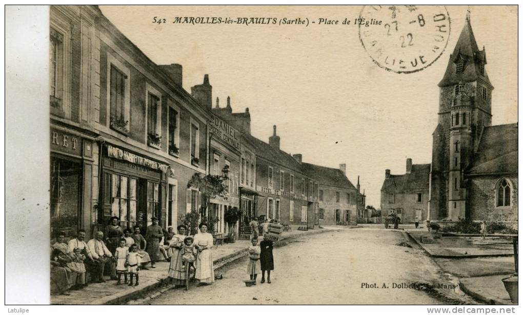 Marolles  72     La  Place De L'Eglise  Tres-Tres-Animée  Epicerie Et Magasin De Motos - Marolles