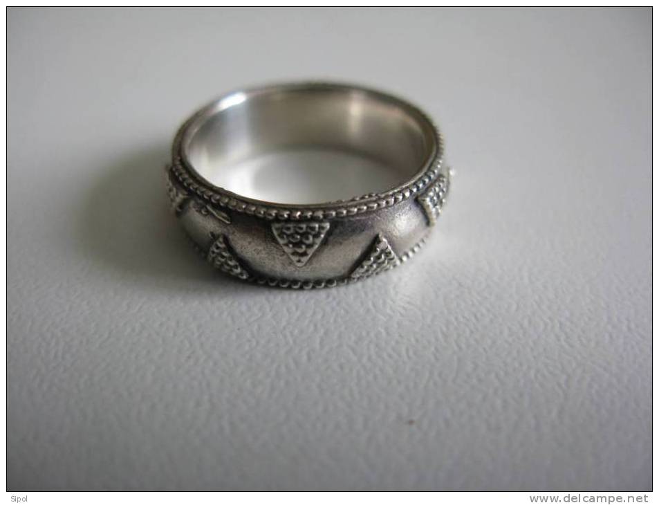 Bague  Anneau  Fantaisie  En Argent Avec Motifs De Triangles  Taille 56 Env Voir Tous  Les Clichés - Anillos