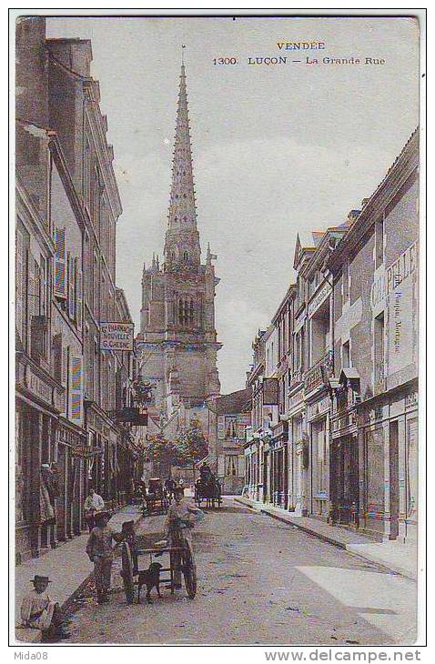 85. LUCON. LA GRANDE RUE. ANIMATION. PHARMACIE. Editeur POUPIN.ATTELAGE - Lucon