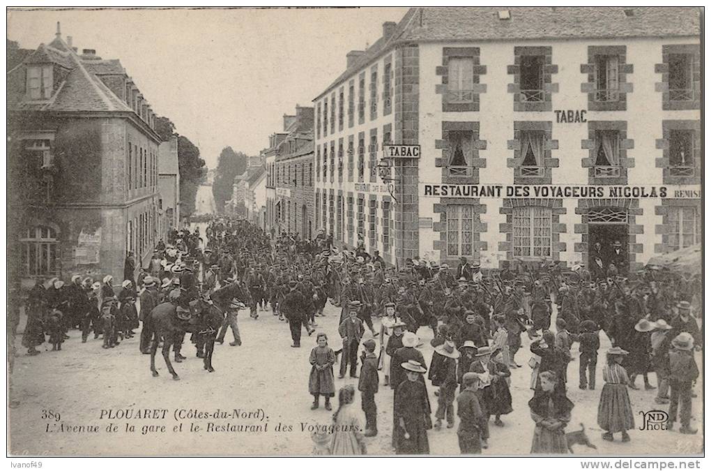 22 -PLOUARET - CPA -Avenue De La Gare, Restaurant Des Voyageurs - Passage De Militaires -  Vue Animée - Superbe état - Plouaret