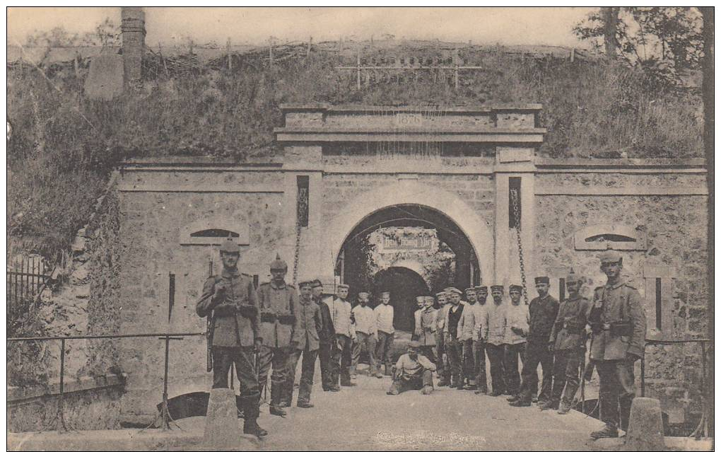 BRIMONT-SOLDATS ALLEMANDS DEVANT LE FORT-BATTERIE DU CRAN - Autres & Non Classés