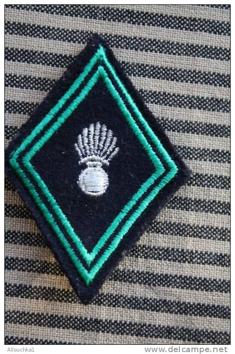 Grade De La Gendarmerie Chardon !! MILITARIA BLASON ECUSSON En TISSU Vert Et Argent Sur Fond NoirAGRAFES AU VERSO - Patches